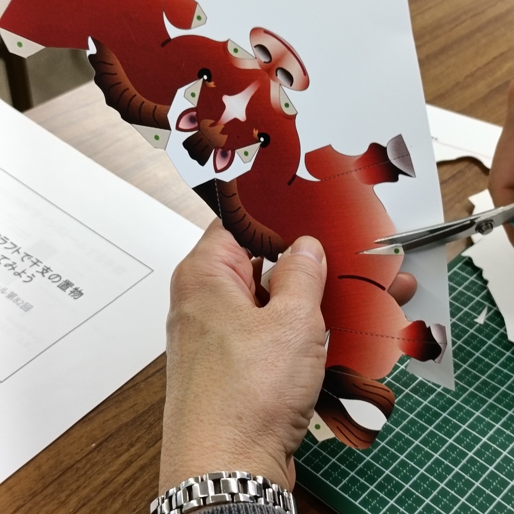 第92回ペーパークラフトで干支の置物を作ってみようの様子_切り抜く様子