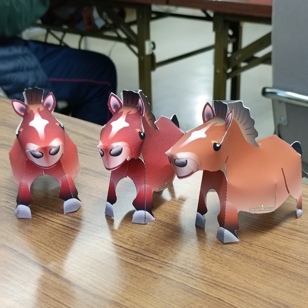 第92回ペーパークラフトで干支の置物を作ってみようの様子_参加者様の作品と教室の作品のツーショット